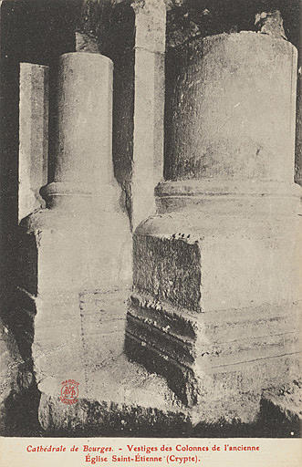 CATHEDRALE DE BOURGES - VESTIGES DES COLONNES DE L'ANCIENNE EGLISE SAINT ETIENNE (CRYPTE)