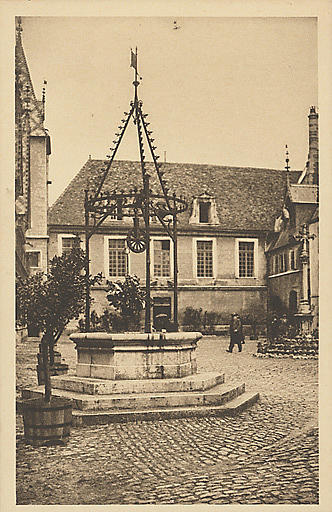 BEAUNE - HOTEL-DIEU, LA COUR D'HONNEUR