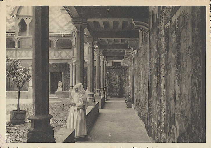 BEAUNE - PARTIE DU CLOITRE. - TAPISSERIES EXPOSEES