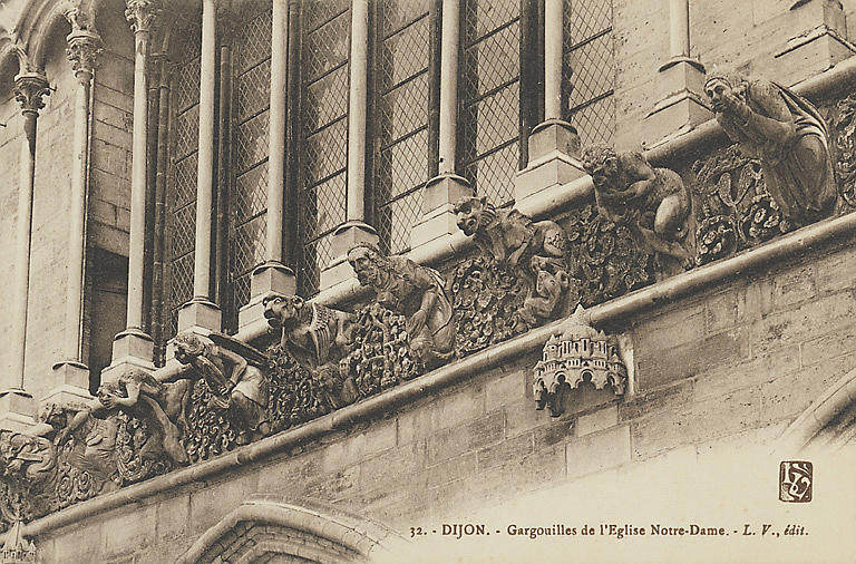 32. - DIJON. - GARGOUILLES DE L'EGLISE NOTRE-DAME