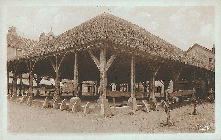 NOLAY - LES HALLES, XVE SIECLE