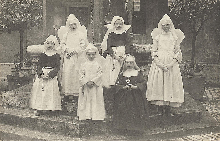 BEAUNE - PETITES RELIGIEUSES HOSPITALIERES