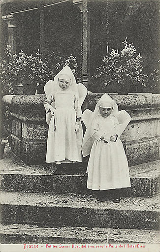 BEAUNE - PETITES SOEURS HOSPITALIERES VERS LE PUITS DE L'HOTEL-DIEU