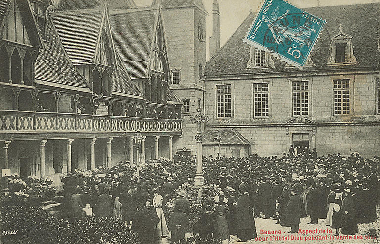 BEAUNE - ASPECT DE LA COUR L'HOTEL DIEU PENDANT LA VENTE DES VINS