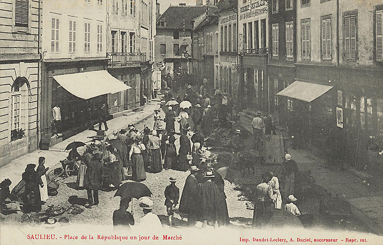 SAULIEU - PLACE DE LA REPUBLIQUE UN JOUR DE MARCHE