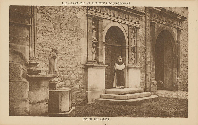 LE CLOS DE VOUGEOT (BOURGOGNE) - COUR DU CLOS