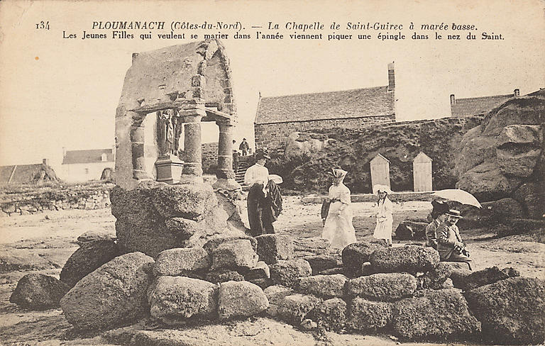 LA CHAPELLE DE SAINT-GUIREC A MAREE BASSE