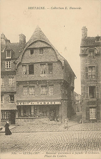MAISONS ANCIENNES, PLACE DU CENTRE