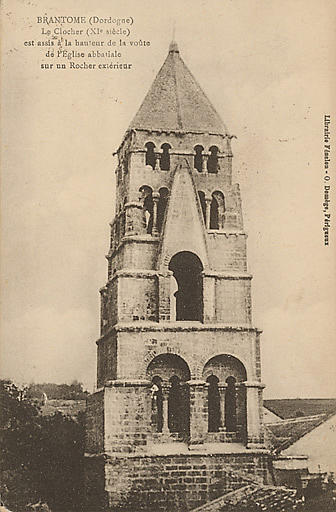 BRANTOME (DORDOGNE) - LE CLOCHER (XIE SIECLE) EST ASSIS A LA HAUTEUR DE LA VOUTE DE L'EGLISE ABBATIALE SUR UN ROCHER EXTERIEUR