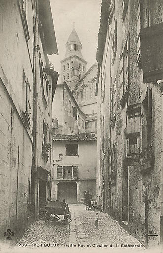 239 PERIGUEUX - VIEILLE RUE ET CLOCHER DE LA CATHEDRALE