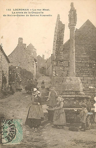 132 LOCRONAN - LA RUE MOAL. LA CROIX DE LA CHAPELLE DE NOTRE-DAME DE BONNE NOUVELLE