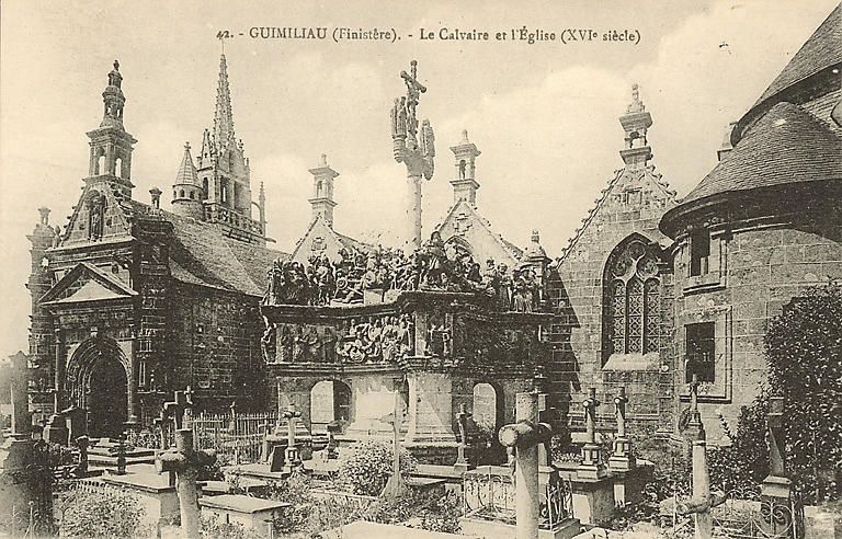 42. - GUIMILIAU (FINISTERE) - LE CALVAIRE ET L'EGLISE (XVIE SIECLE)