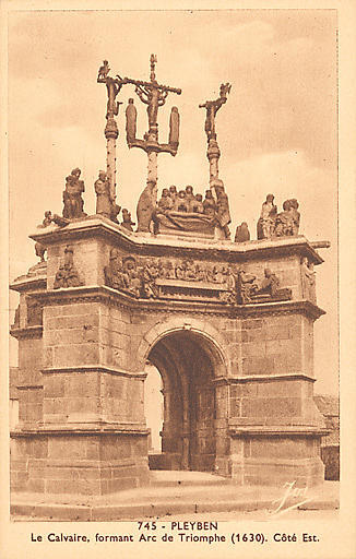 745 PLEYBEN - LE CALVAIRE, FORMANT ARC DE TRIOMPHE (1630). COTE EST