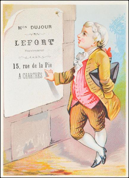 Un garçonnet en costume d'époque Louis XVI lit une affiche publicitaire placardée au mur (titre factice)