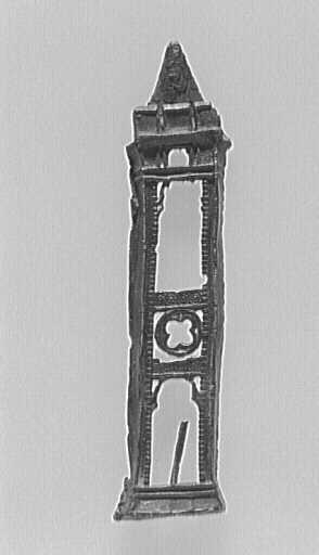 Fragment d'enseigne de pèlerinage : tour ajourée