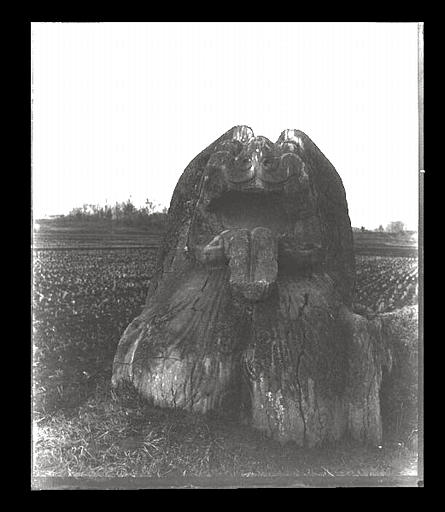 [Jiangsu]. Région de Nankin [Nanjing], Yao-houa men [Yaohuamen], [Ganjiaxian], allée funéraire de Siao King [Xiao Jing] (mort en 528 ap. J.-C.), lion ailé, vu de face