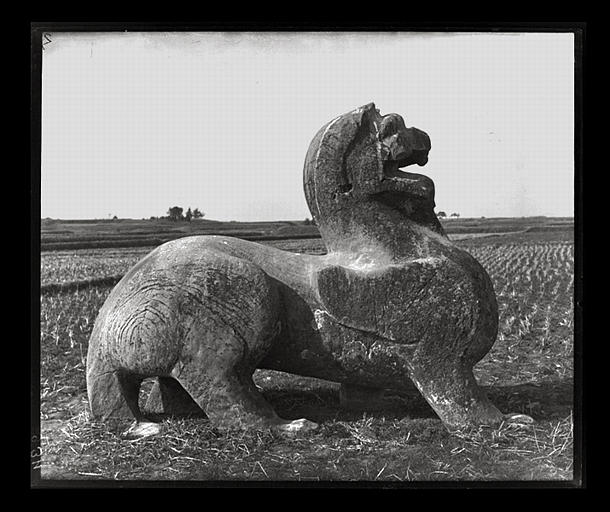 [Jiangsu]. Région de Nankin [Nanjing], [Jiangningxian], Chang-fang [Shangfang], allée funéraire de Tch'en Wou-ti [Chen Wudi] (mort en 559 ap. J.-C.), lion-chimère de gauche, profil droit