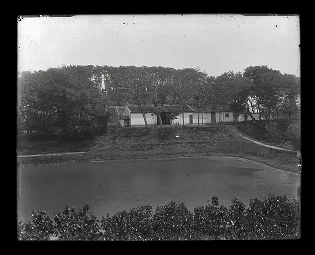 [Jiangsu]. Wou-si [Wuxi], tombeau d'un fils du roi de Wou [Wu] (Ve siècle avant J.-C.), face sud, temple d'ancêtres