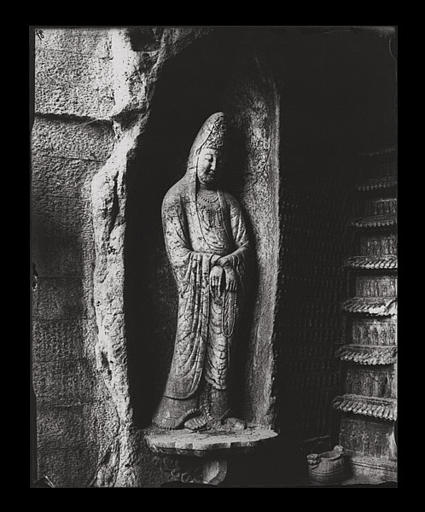 [Zhejiang]. Hang-tcheou [Hangzhou], Yen-hia tong [Yanxiadong], statue de Kouan-yin [Guanyin]