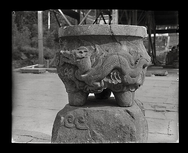 [Zhejiang]. Hang-tcheou [Hangzhou], Tsing-ts'eu sseu [Jingcisi], brûle-parfums (époque Song)