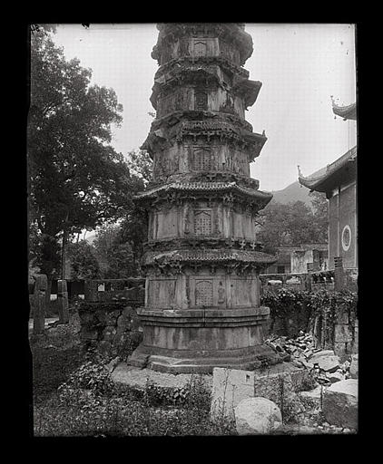 [Zhejiang]. Hang-tcheou [Hangzhou], Ling-yin sseu [Lingyinsi], base d'un stûpa