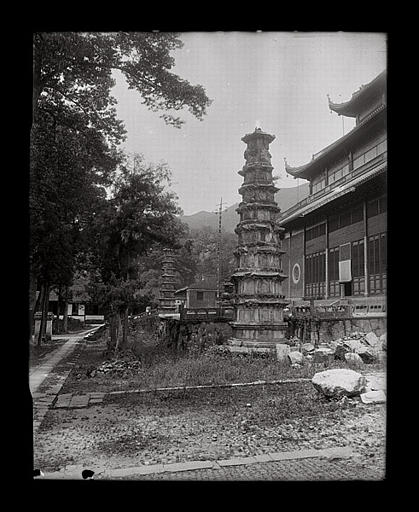 [Zhejiang]. Hang-tcheou [Hangzhou], Ling-yin sseu [Lingyinsi], deux stûpa (époque Song)