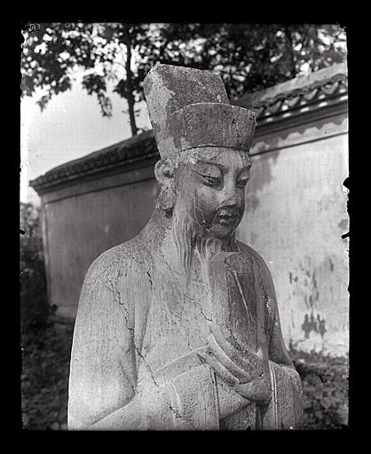 [Zhejiang]. Hang-tcheou [Hangzhou], tombeau de Yo Fei [Yue Fei], statue de mandarin, détail