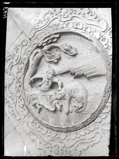 [Mandchourie, Liaoning]. Médaillon en terre cuite dans le T'ien-heou kong [Tianhougong] à Moukden