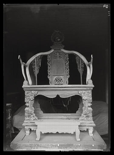 [Mandchourie, Liaoning]. Chaise avec dossier en corne de cerf, dans le palais de Moukden