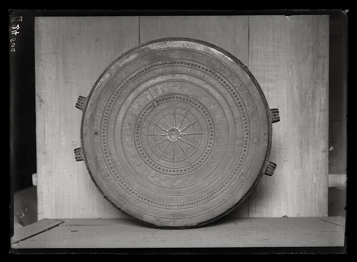 [Mandchourie, Liaoning]. Tambour de bronze (I) dans le palais de Moukden [cf. AP13394]