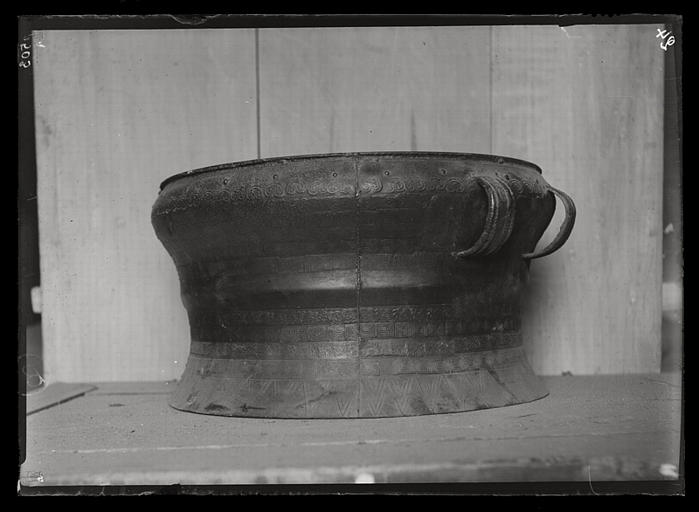 [Mandchourie, Liaoning]. Tambour de bronze (I) dans le palais de Moukden [cf. AP13393]