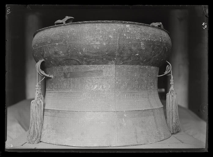 [Mandchourie, Liaoning]. Tambour de bronze (II) dans le palais de Moukden [cf. AP13395]