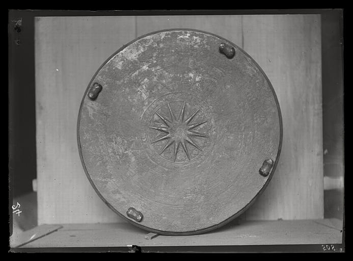 [Mandchourie, Liaoning]. Tambour de bronze (IV) dans le palais de Moukden [cf. AP13400]