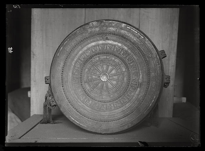 [Mandchourie, Liaoning]. Tambour de bronze (V) dans le palais de Moukden [cf. AP13402]