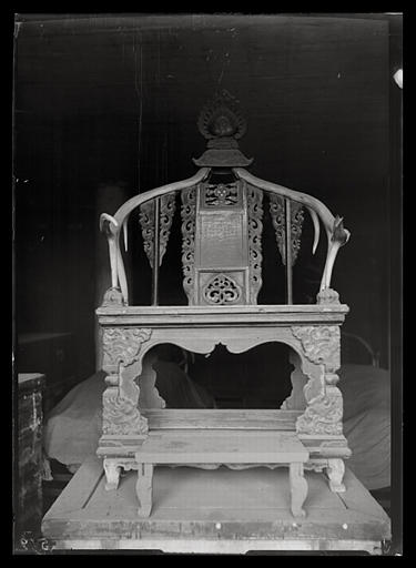 [Mandchourie, Liaoning]. Chaise avec dossier en corne de cerf, dans le palais de Moukden