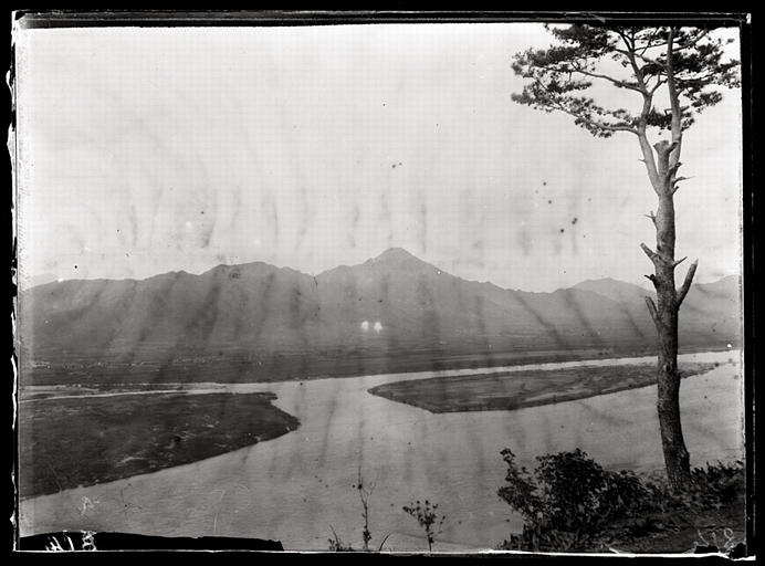 [Corée]. La plaine de T'ong-keou [Tonggou] vue de la rive coréenne du Ya-lou [Yalu]