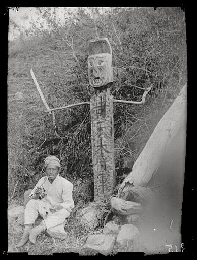 [Corée]. Génie protecteur des routes en Corée