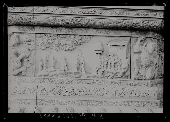 Beijing. Yuquanshan ('montagne de la fontaine de jade'),  bas-relief