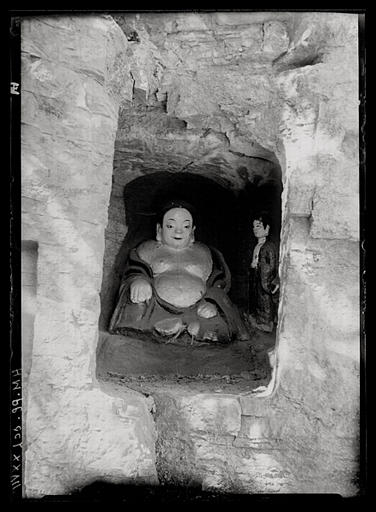 [Shandong]. Tsi-nan fou [Jinanfu], Ts'ien fo chan [Qianfoshan] ('montagne des mille Buddha'), première cour du temple, détail