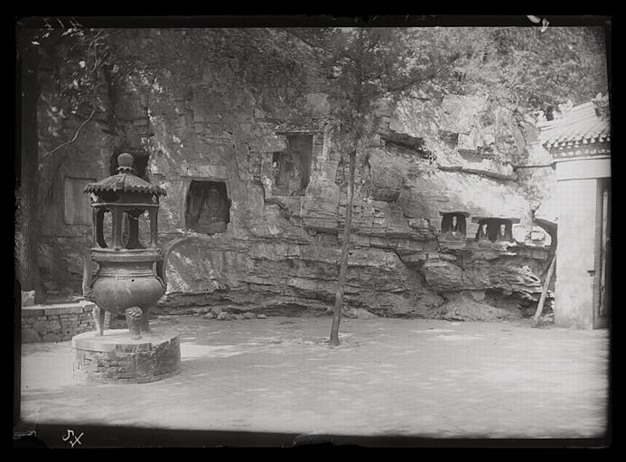 [Shandong]. Tsi-nan fou [Jinanfu], Ts'ien fo chan [Qianfoshan] ('montagne des mille Buddha'), première cour du temple