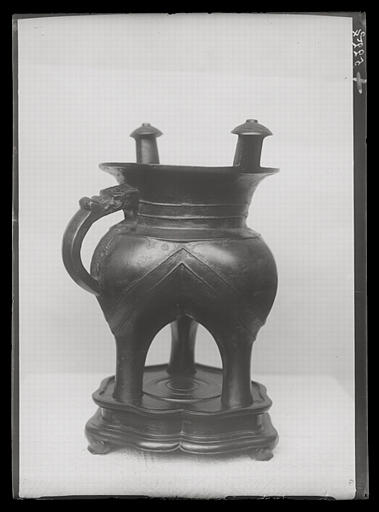[Shandong]. Vase de bronze. Le n°522 [AP13414] fait partie de la collection de M. Tchang Yu-ts'ong [Zhang Yucong], à Wei hien [Weixian]