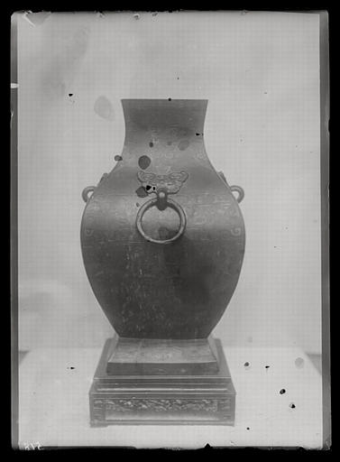 [Shandong] Chan-tong. Wei hien [Weixian], collection de M. Tchang Yu-ts'ong [Zhang Yucong], vase de bronze