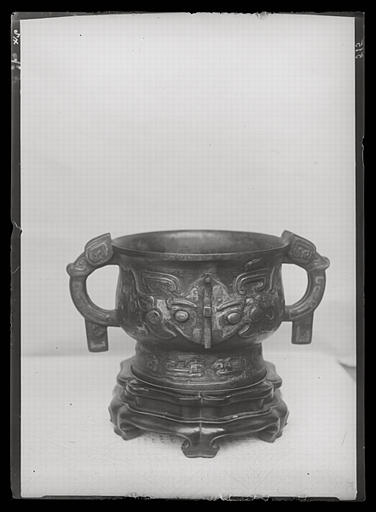 [Shandong] Chan-tong. Wei hien [Weixian], collection de M. Tchang Yu-ts'ong [Zhang Yucong], vase de bronze