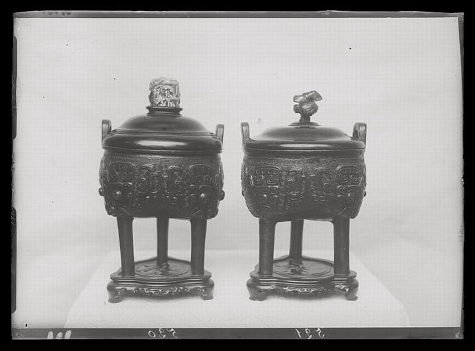 [Shandong] Chan-tong. Wei hien [Weixian], collection de M. Tchang Yu-ts'ong [Zhang Yucong], vases de bronze