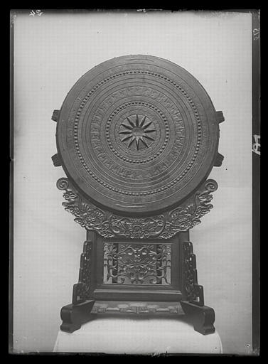 [Shandong] Chan-tong. Wei hien [Weixian], collection de M. Tchang Yu-ts'ong [Zhang Yucong], tambour de cuivre