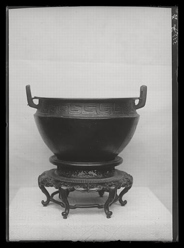 [Shandong] Chan-tong. Wei hien [Weixian], collection de M. Tchang Yu-ts'ong [Zhang Yucong], vase de bronze
