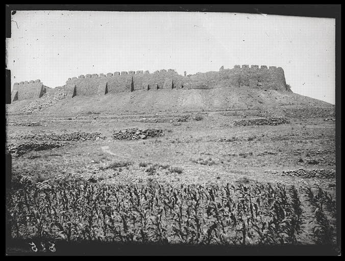 [Shandong]. Enceinte fortifiée au-dessus de Ti-kia tchouang [Dijiazhuang] DECV mission Edouard CHAVANNES 1907