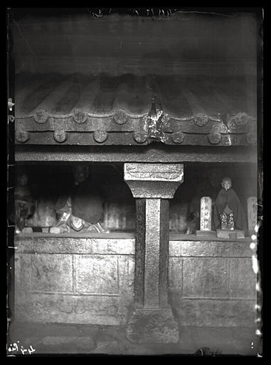 [Shandong]. Chambrette du Hiao t'ang chan [Xiaotangshan]