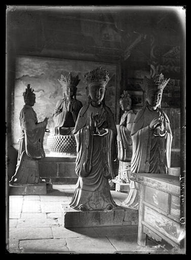 [Shandong, Taishan]. Statues de bronze doré dans le Ling-ying kong [Lingyinggong] (n°766) [cf. AP13075]. Au premier plan, les deux assistants du côté ouest, en avant de la Princesse des nuages colorés qui est invisible. A l'arrière-plan, le Bodhisattva du côté ouest et ses deux assistants
