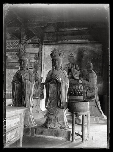 [Shandong, Taishan]. Statues de bronze doré dans le Ling-ying kong [Lingyinggong]